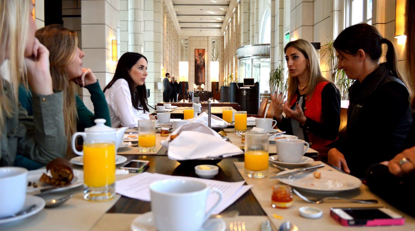 Desayuno mujeres vino (19)