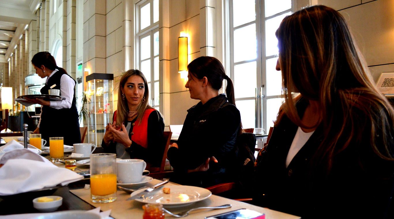 Desayuno mujeres vino (20)