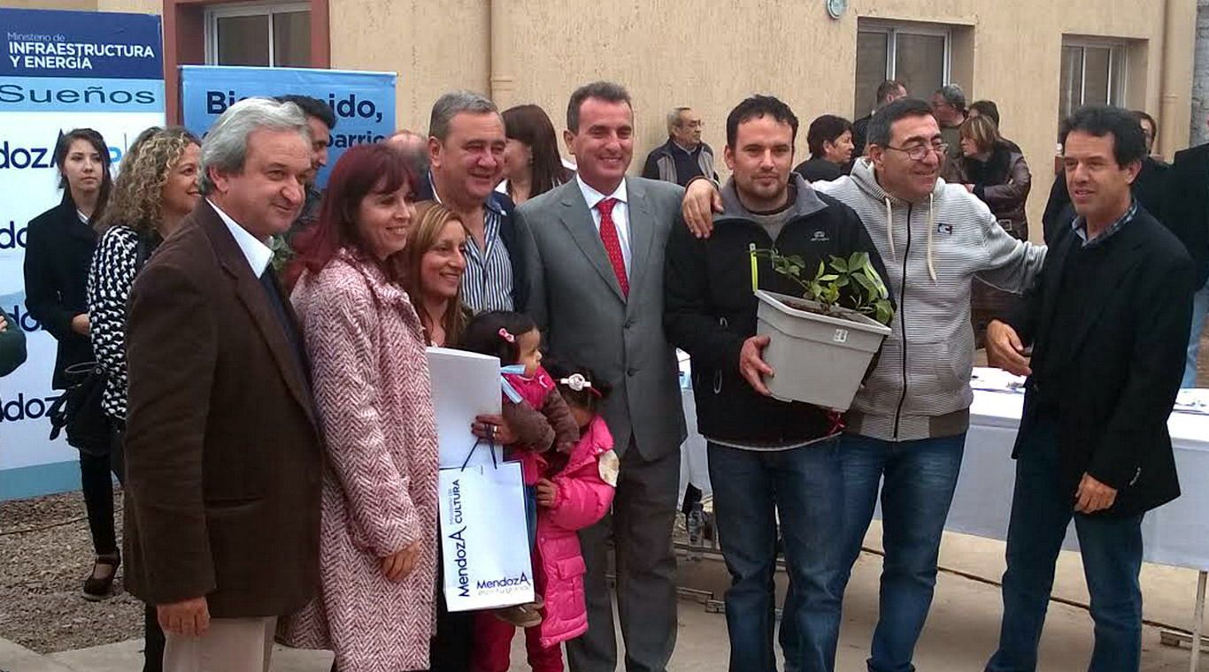 Perez entrega viviendas las heras 2