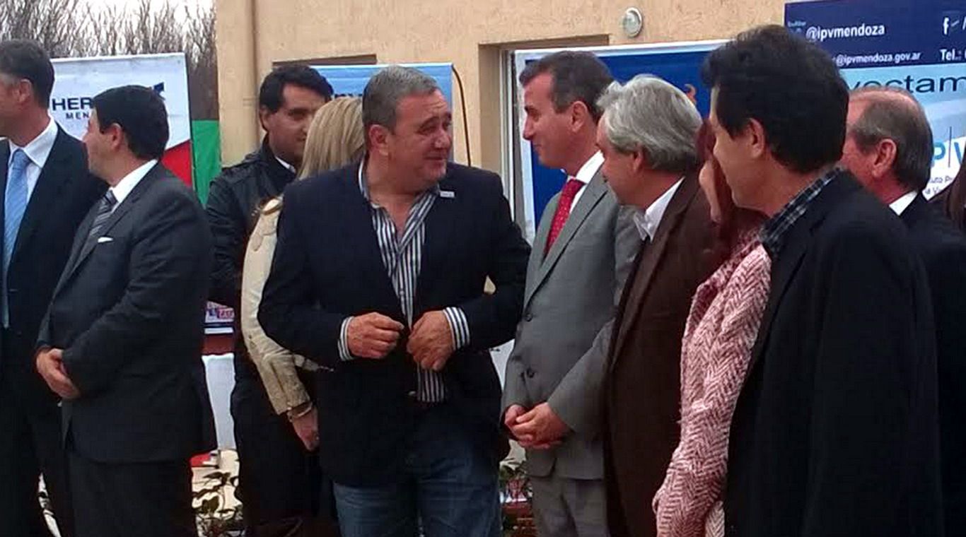 Perez entrega viviendas las heras 3