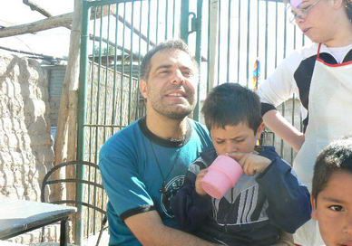 Padre jose martin carias con niños p1