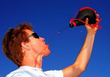 Chino toma vino en bota.P1