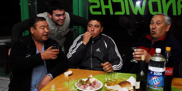 Productores -Alvarez, Canziani, Mantoban y Sosa, esperan a Cobos en el bar del peaje-NOTA2