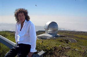 Brian May, frente al telescopio