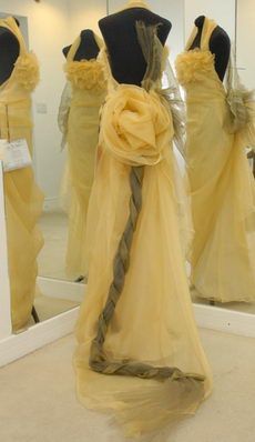 Vestido_amarillo_interior_Poggio