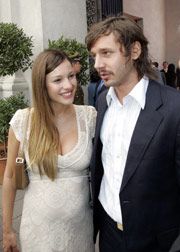 Pampita y vicuña interior