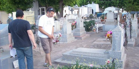 Estudiantes en cementerio2