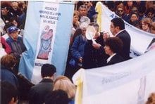 Pedro guiando el rezo del Rosario - 2000