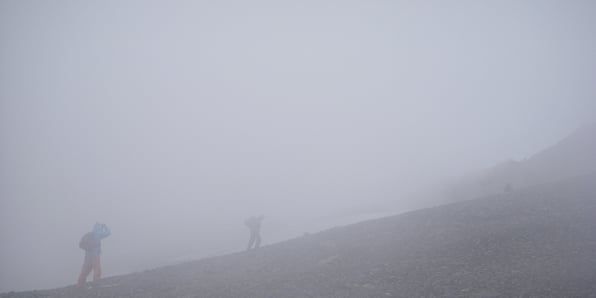 Andinistas nubes montaña Nota