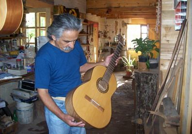 Luthier con instrumento 2
