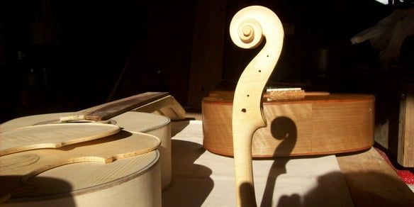 Luthier detalle violín