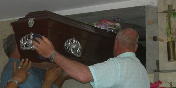 Uco bordon ingresando al nicho