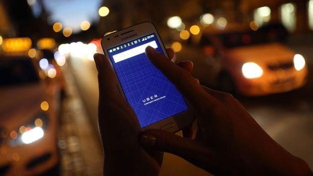 Los usuarios de Uber tienen la opción de calificar con estrellas a los conductores una vez completado el viaje.