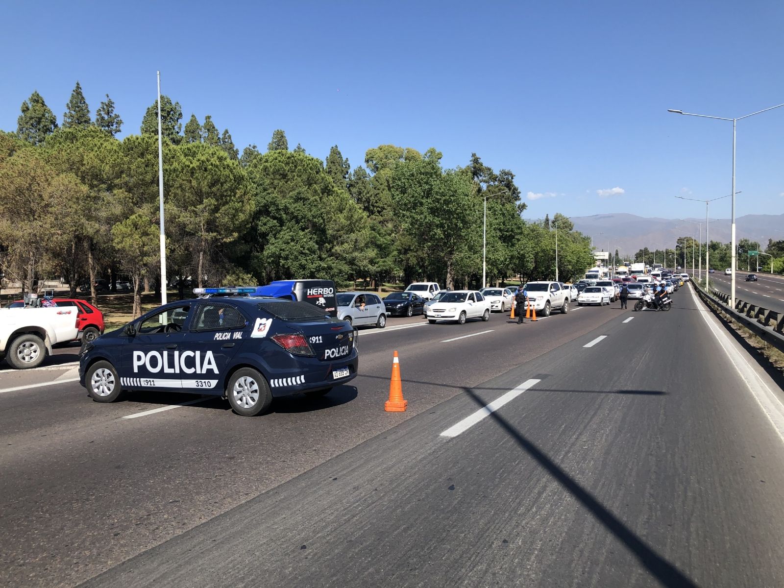 El tránsito fue cortado a varios metros de donde ocurrió el accidente.
