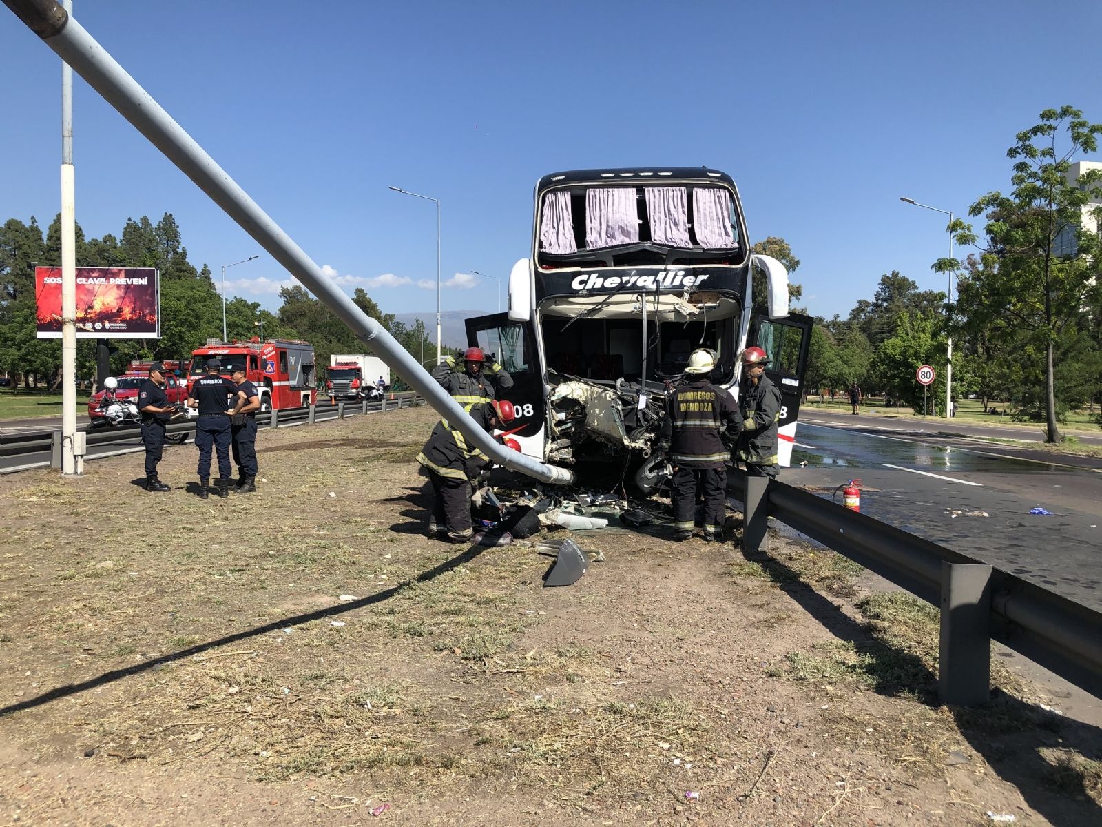 El frente del colectivo quedó destrozado.
