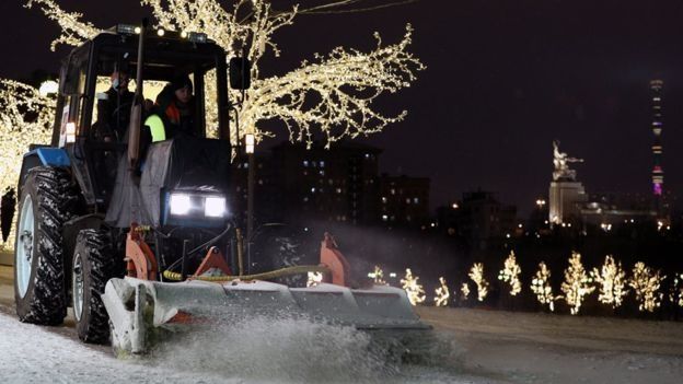 La nieve fue traída a Moscú de las pistas de esquí y hielo que hay a las afueras de la ciudad.