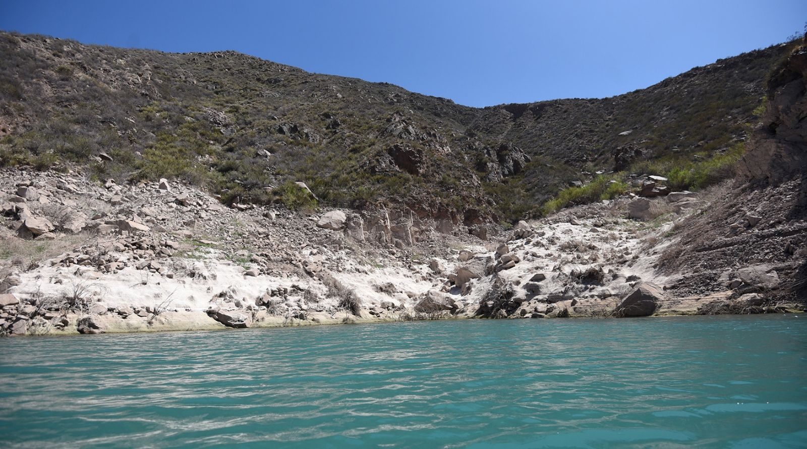 La línea imaginaria que muestra la cota máxima del Embalse Potrerillos.