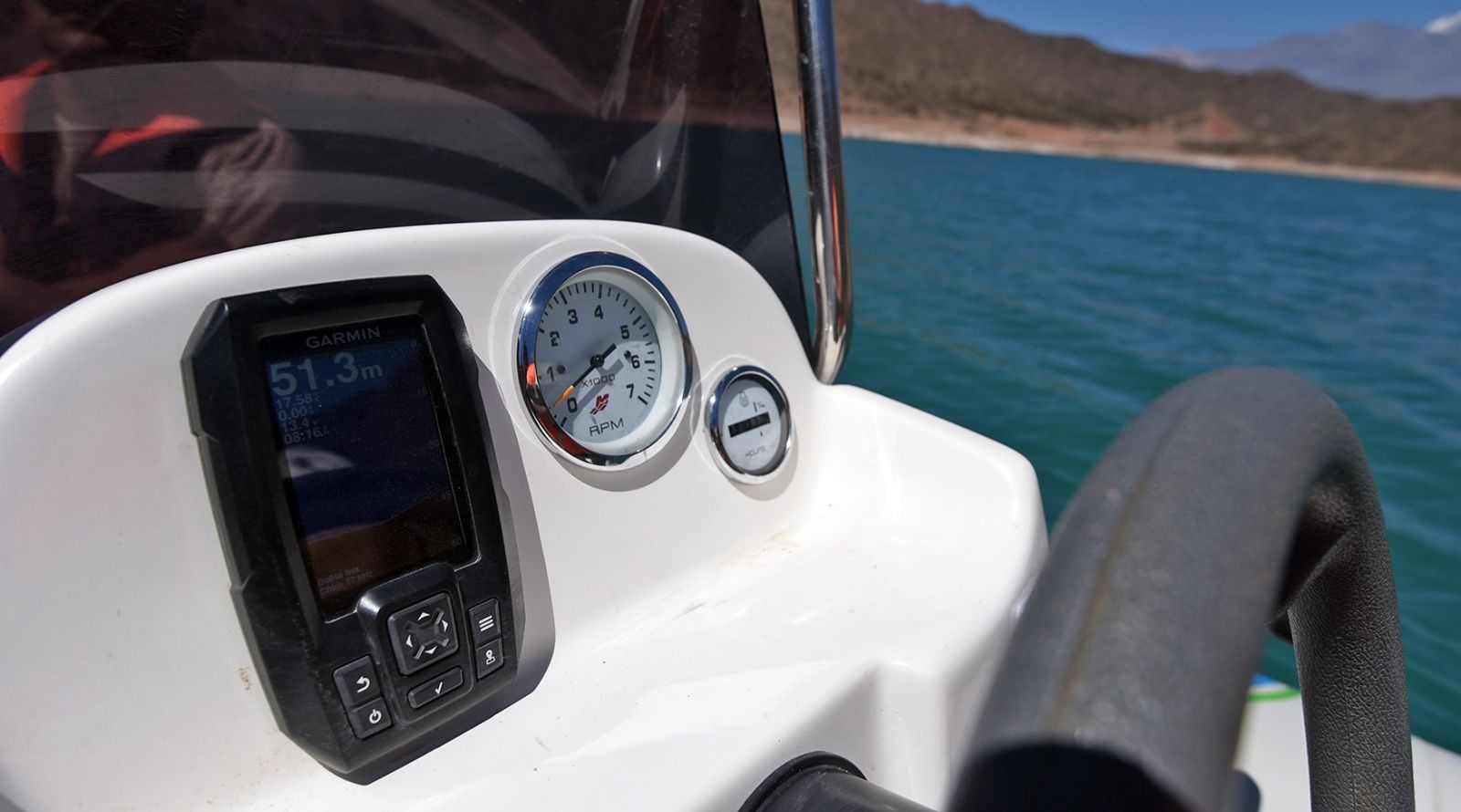 Desde la superficie, la embarcación de Náutica permite medir la altura del agua.