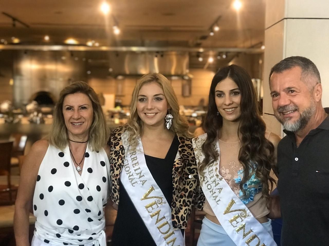 Las reinas saludaron a los turistas que estaban en el hotel acompañadas por Mariana Juri.