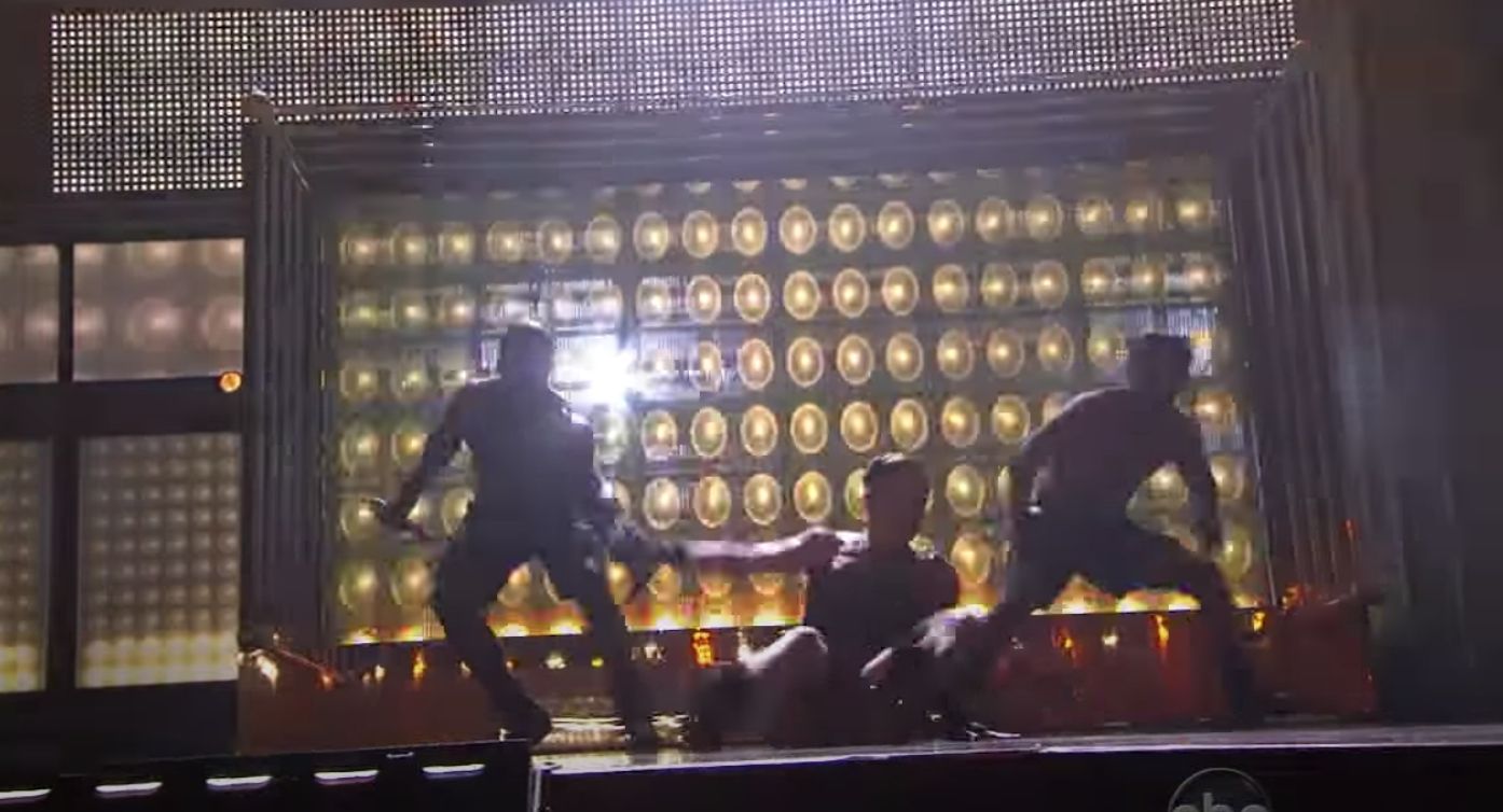 Jlo caída en el piso