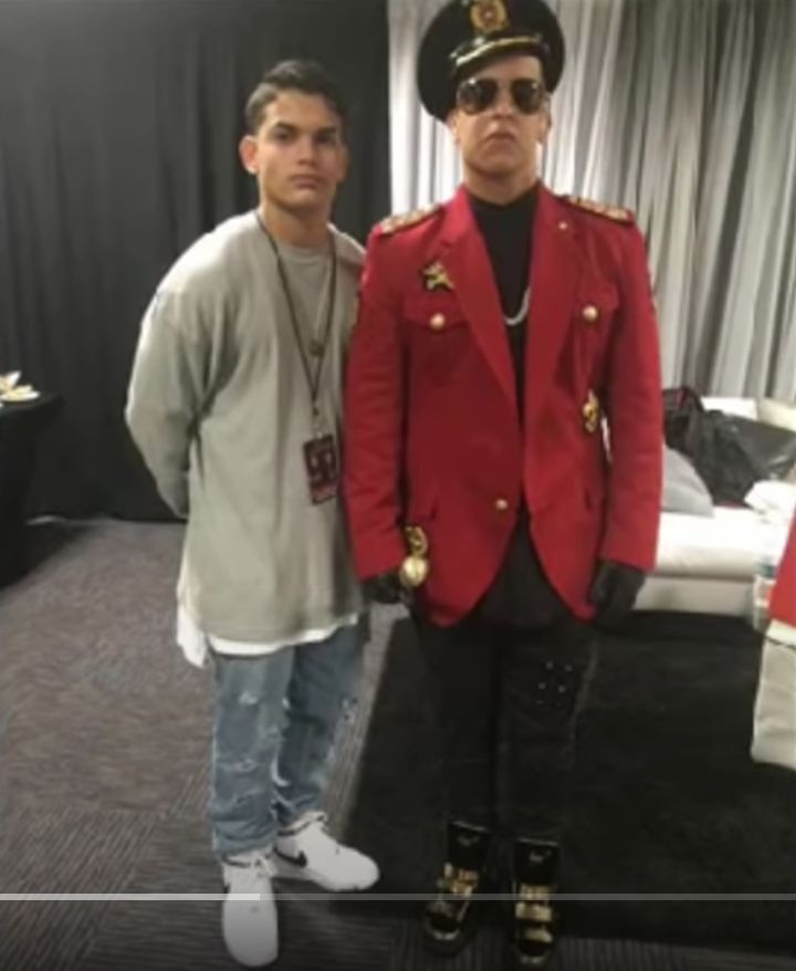 Daddy Yankee vestido como Michael Jackson