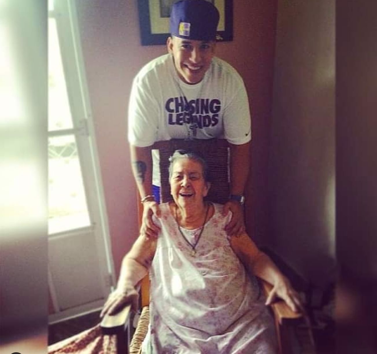 Daddy Yankee y su abuela