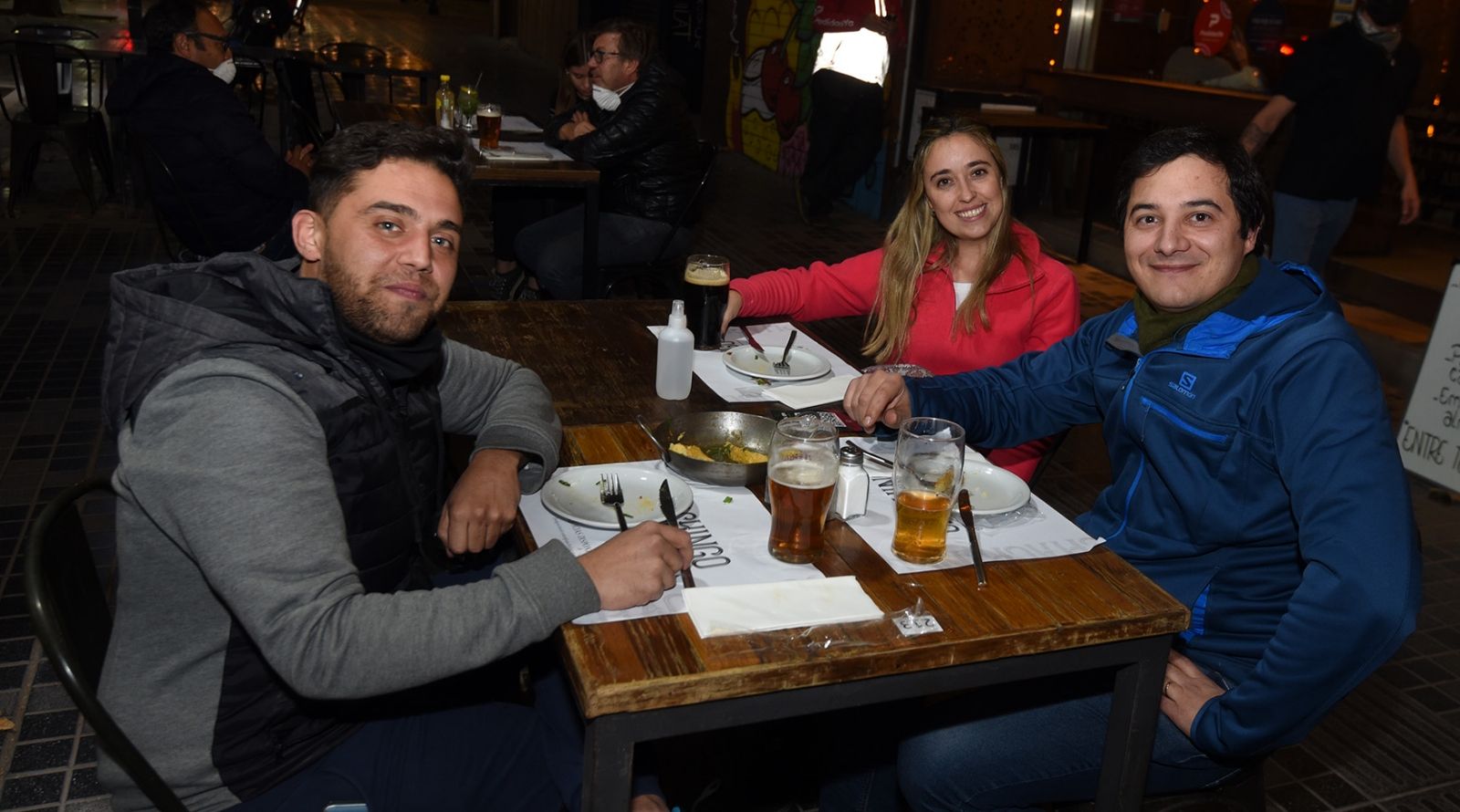 Pablo Luna con sus amigos: Guillermo Gobbi y Gisela Palacios.