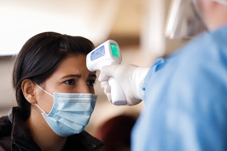 Una mujer pasa por un control sanitario en Asunción
