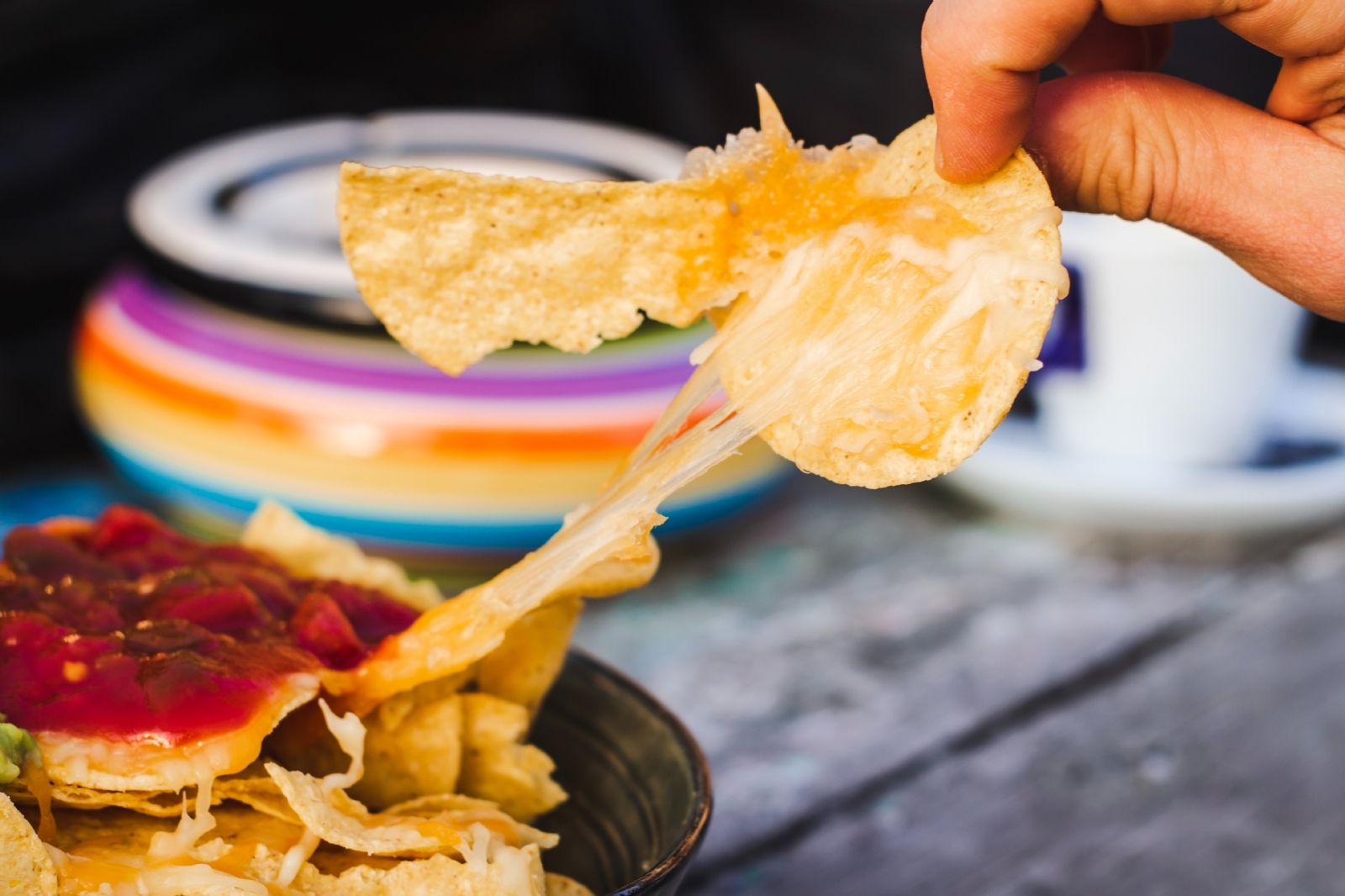 chips de patata con queso y salsa