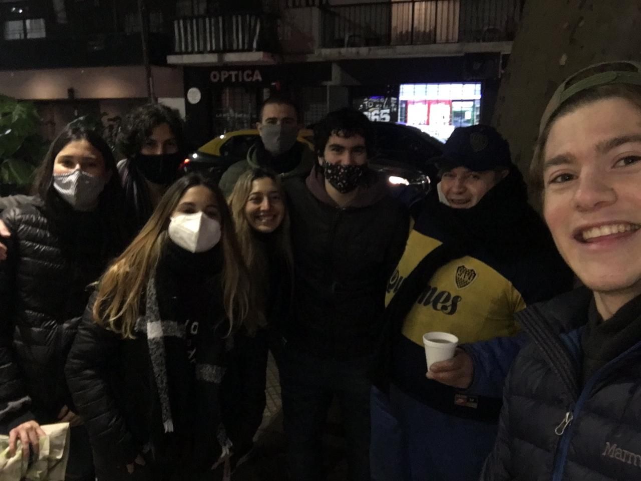 El grupo con Arturo, un señor al que le reparten regularmente