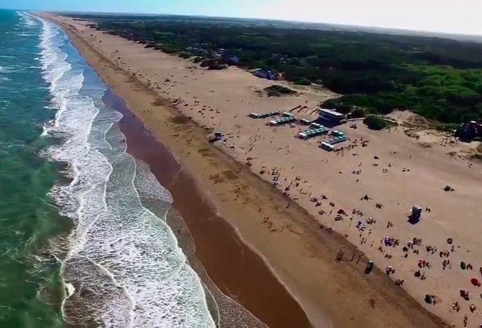 Las Gaviotas playa pueblo