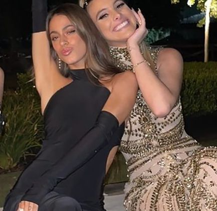 TINI JUNTO A LELE PONS, EN LA BODA DEL 2022.