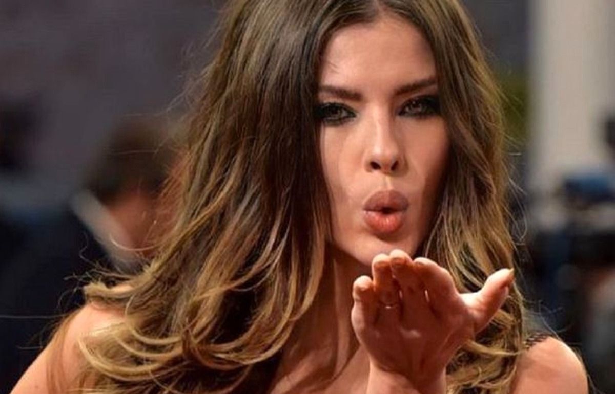 EUGENIA LE MANDO BESITOS A SU EX.