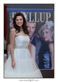 EN SU PAIS ES FAMOSA Y TRABAJA EN UNA REVISTA COMO DIRECTORA.