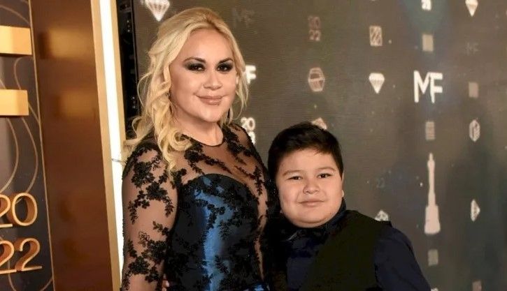 Verónica Ojeda junto a Dieguito Fernando.