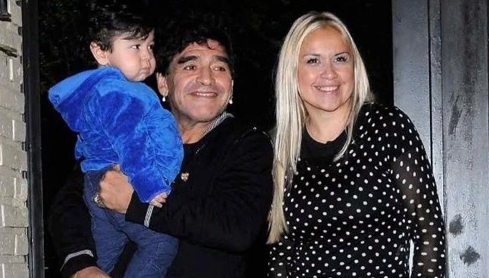 Verónica Ojeda junto a Maradona.
