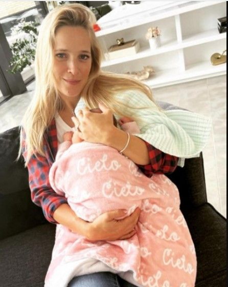 Luisana Lopilato junto a su hija.