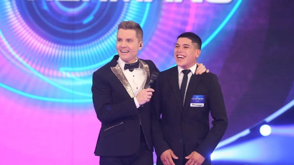 Thiago junto a Santiago del Moro.