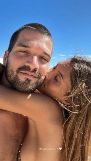 Lola Latorre junto a su novio.