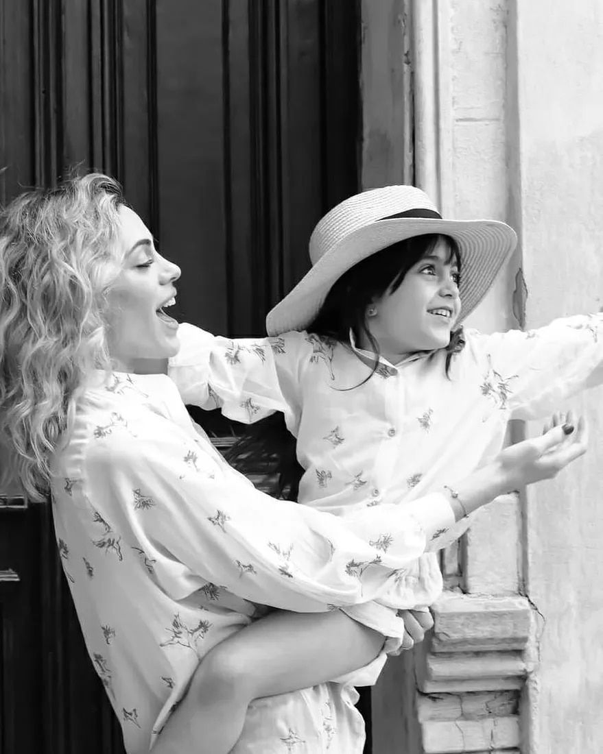 Emilia Attias y su hija de 4 años.