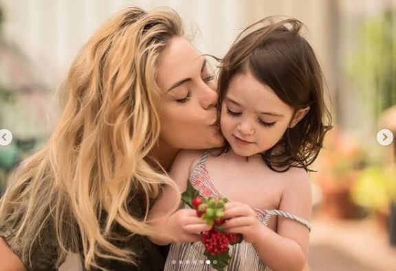 Emilia Attias junto a su hija.