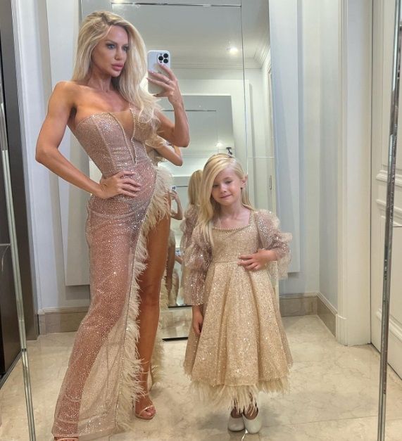 Luciana Salazar y Matilda.