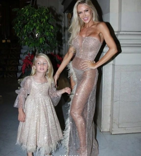 Luciana Salazar y Matilda.