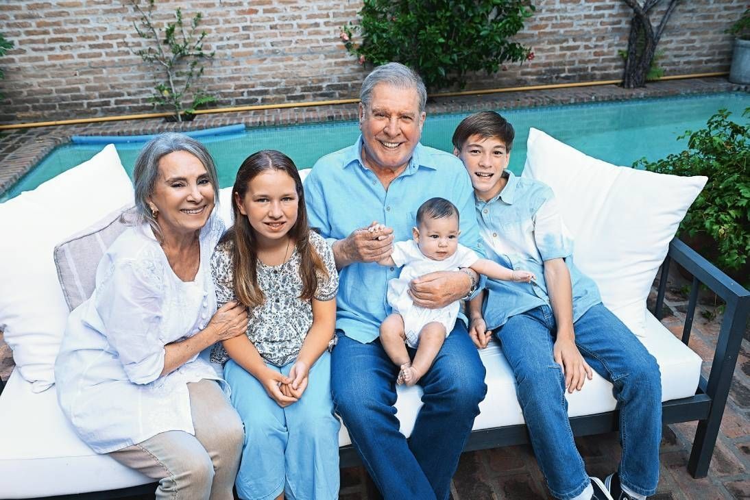 Arturo Puig y sus nietos.