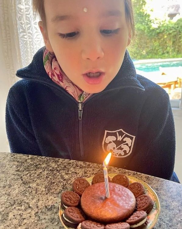 Indra, la hija menor de Dolores Barreiro y Matías Camisani.