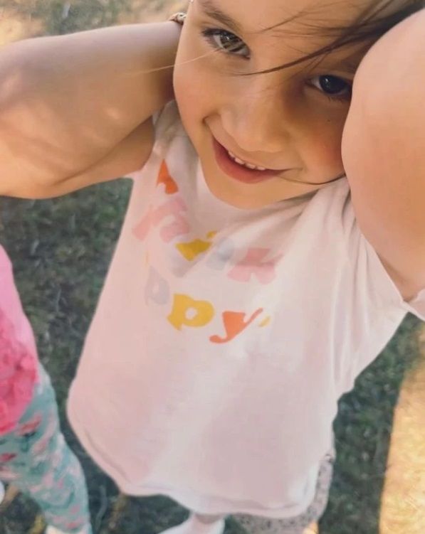 Indra, la hija menor de Dolores Barreiro y Matías Camisani.