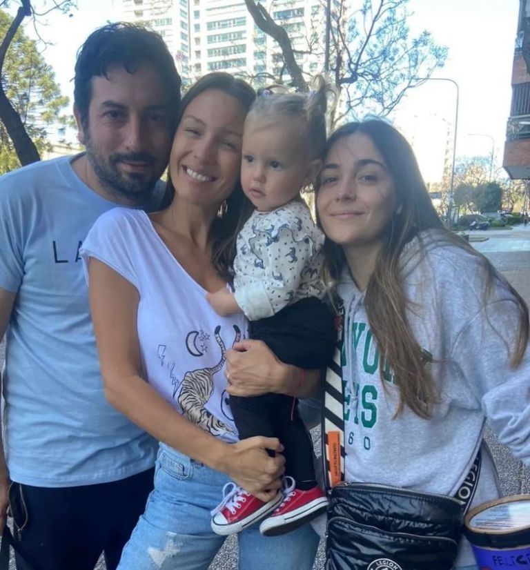 Pampita, con su hermano y su sobrina.