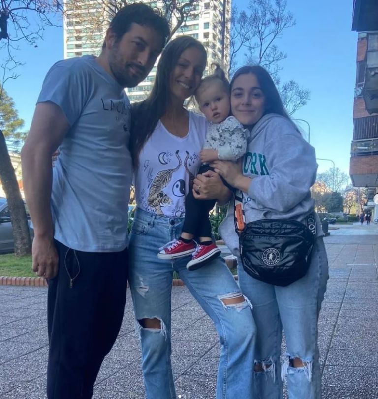 Pampita, con su hermano y su sobrina.