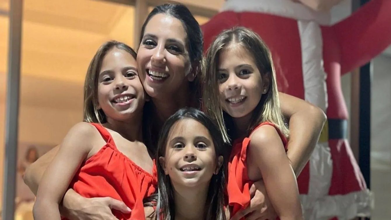 Cinthia Fernández y sus hijas.