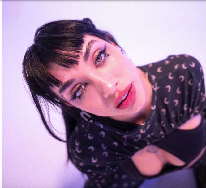 Becerra luce sus foxy eyes